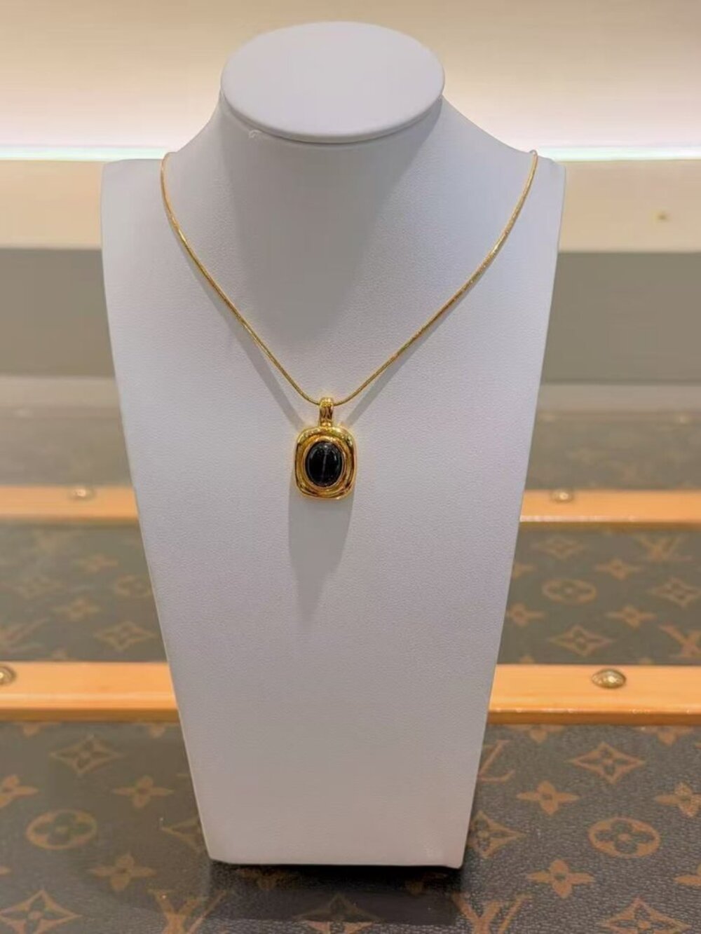 Gold Oval Black Stone Pendant Necklace Vintage Elegant Minimalist Jewelry